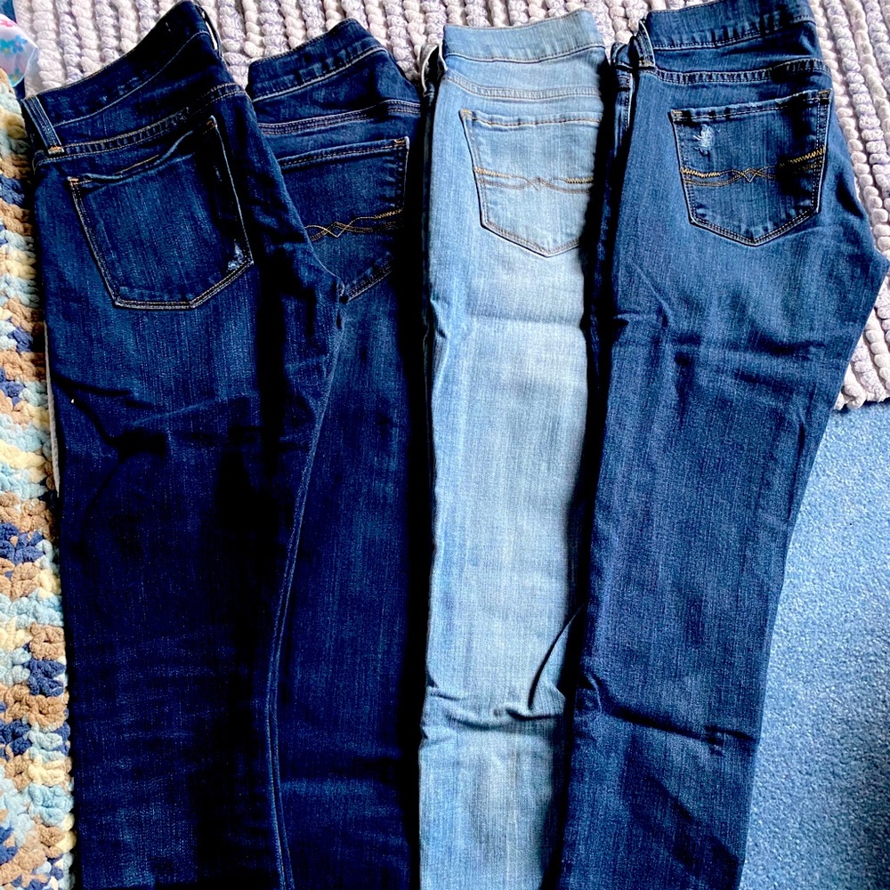 4 pairs of women Lucky brand jeans!!